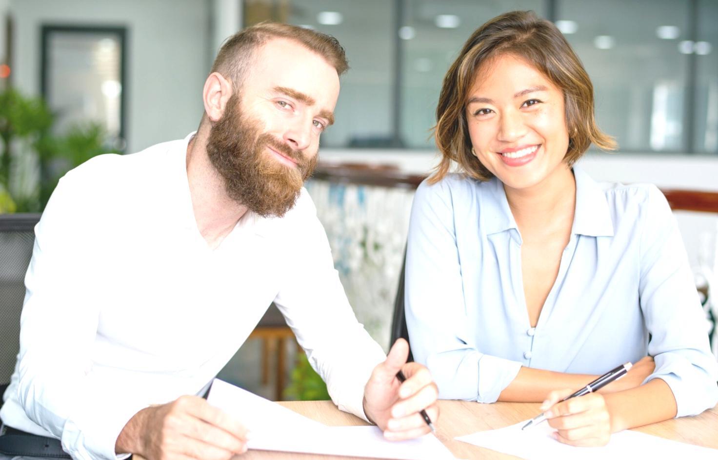 Planification financière saisonnière avec documents et calculatrice