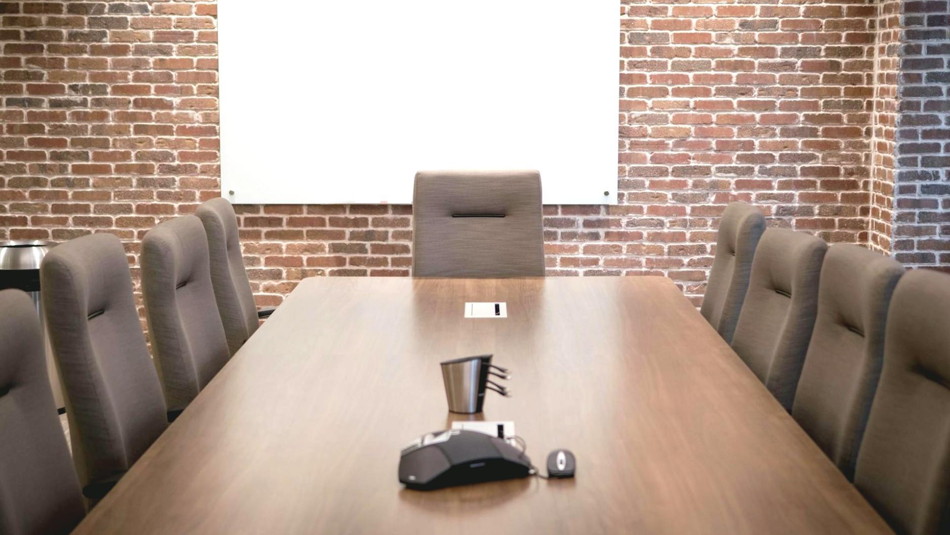 Espace de travail organisé avec ordinateur portable et documents financiers