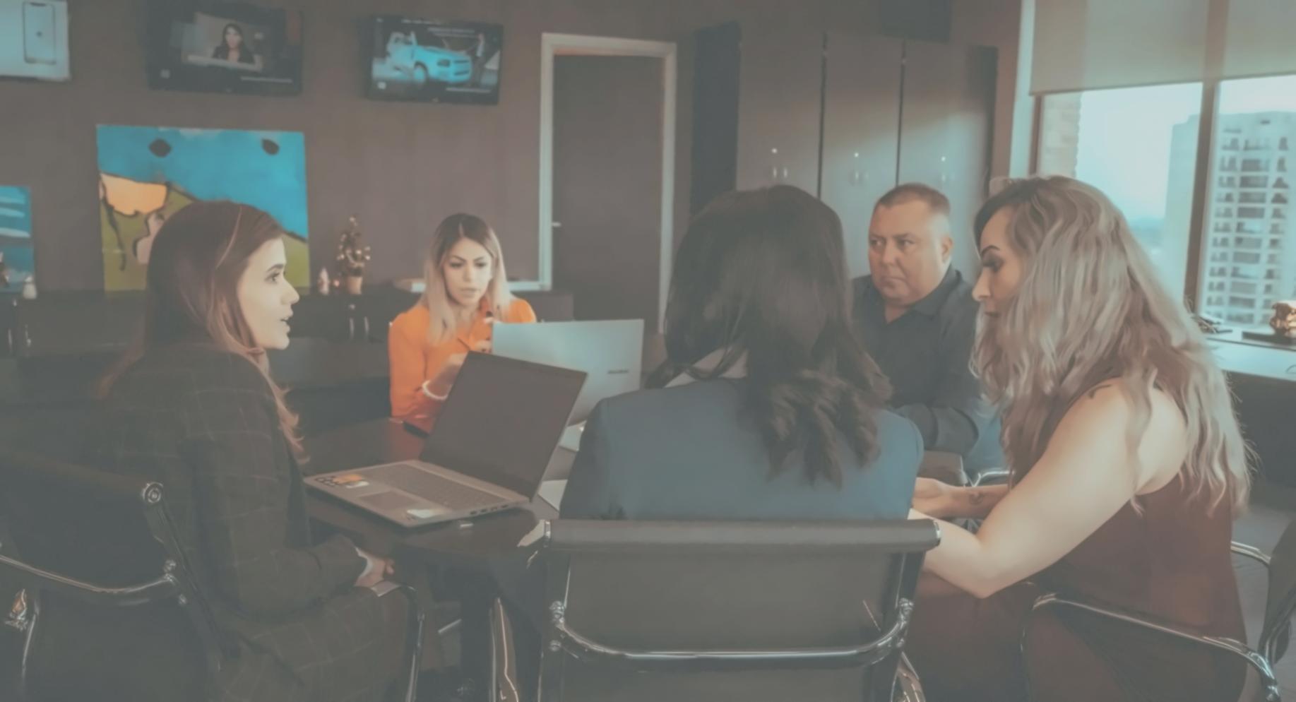 Bureau de consultation financière avec documents et calculatrice